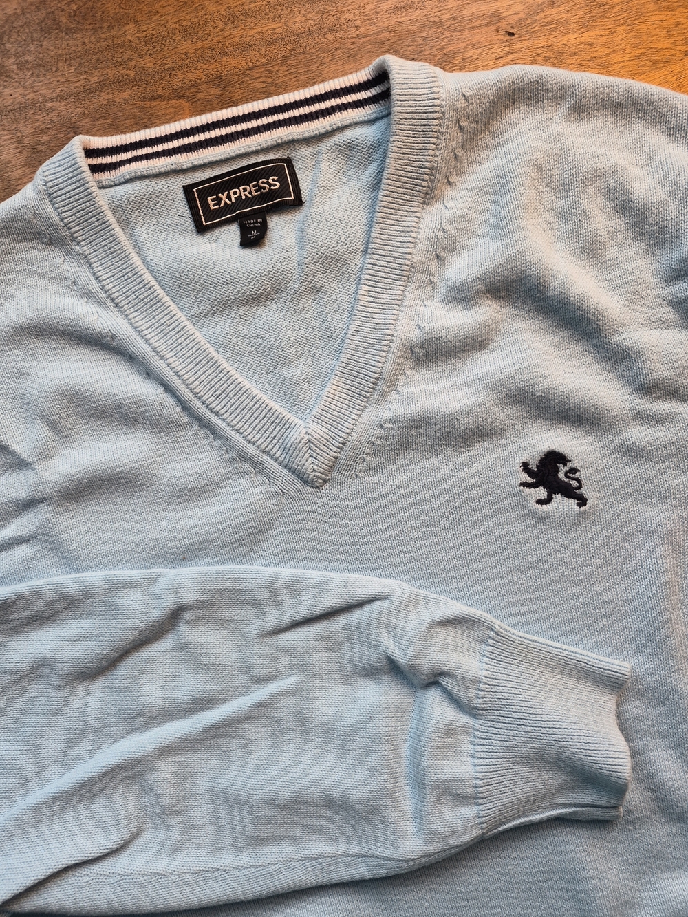 Express Men's Med Light Blue V-Neck Cotton Sweater with Navy Lion Logo